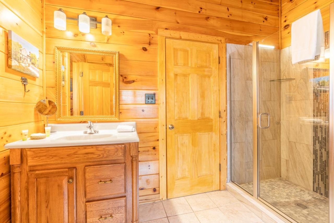 Comfort Cabin Bearway To Heaven W Private Hot Tub Pigeon Forge Esterno foto
