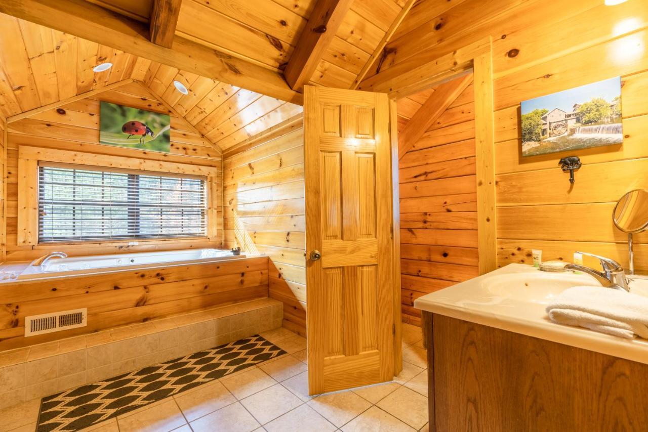 Comfort Cabin Bearway To Heaven W Private Hot Tub Pigeon Forge Esterno foto